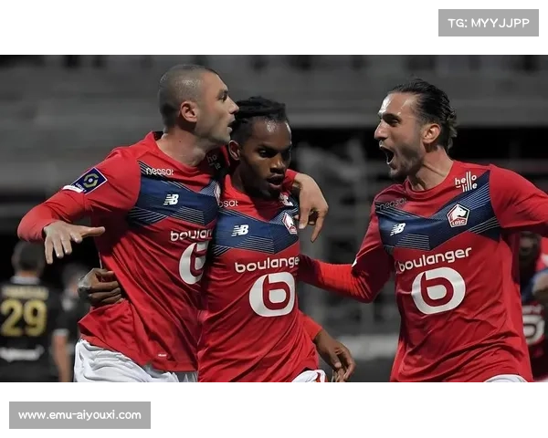 里尔对阵马赛，门将奥泽尔高接低挡力保球门不失。